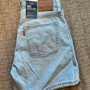Levi’s mid thigh shorts size 28